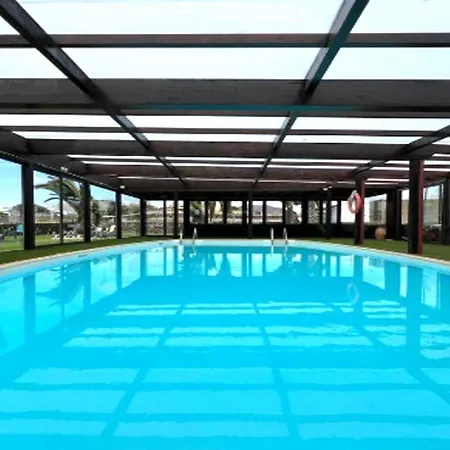 Confortable Con Piscina Y Estilo