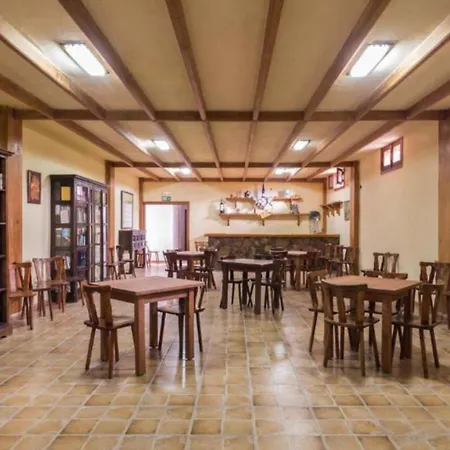 Confortable Con Piscina Y Estilo