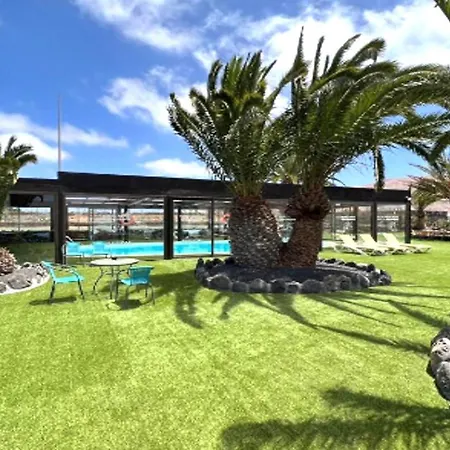 Confortable Con Piscina Y Estilo