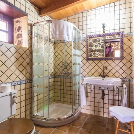 Confortable Con Piscina Y Estilo